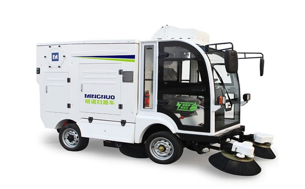 精河四轮扫路车MN-S1800配备240L标准垃圾桶